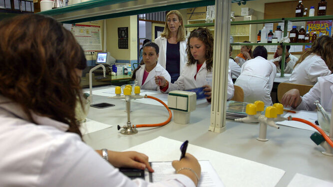 Imagen de archivo de una clase práctica en el laboratorio de un centro educativo.