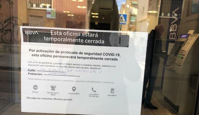 Oficina bancaria cerrada en La Chana.