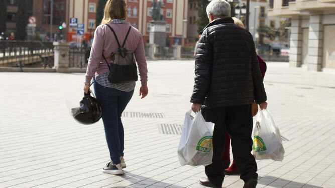 Gente con compra en Granada durante estos días.