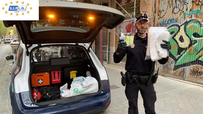 Un agente de la Policía Local de Granada con el material donado para hacer frente al coronavirus.