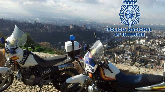 Imagen de dos motos de la Policía Nacional en el Albaicín de Granada.