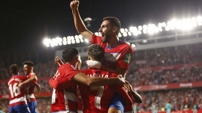 Antonio Puertas y varios jugadores celebran un gol