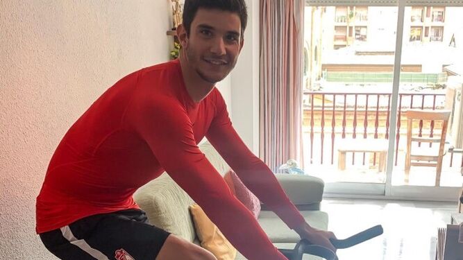Fran Serrano se ejercita en una bicicleta estática en su domicilio