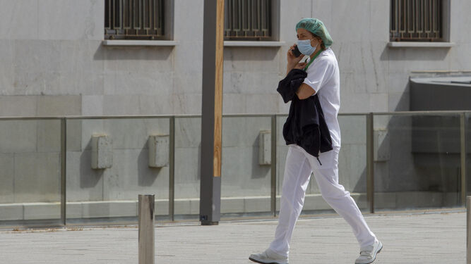 112 médicos jubilados y estudiantes se ofrecen voluntarios para frenar la pandemia del coronavirus en Granada