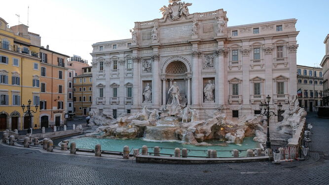 Italia: La Fontana di Trevi, completamente vac&iacute;a