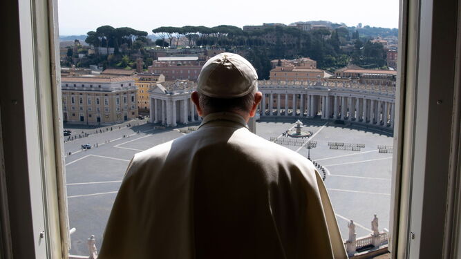 Vaticano: El Papa observa una Plaza de San Pedro sin gente.
