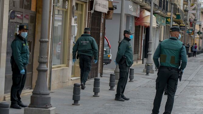 Agentes de la Guardia Civil de Granada velan por la seguridad y el cumplimiento del estado de alerta.