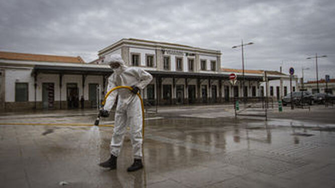 Fotos del d&iacute;a en Granada: limpieza en residencias y otro d&iacute;a m&aacute;s con las calles desiertas