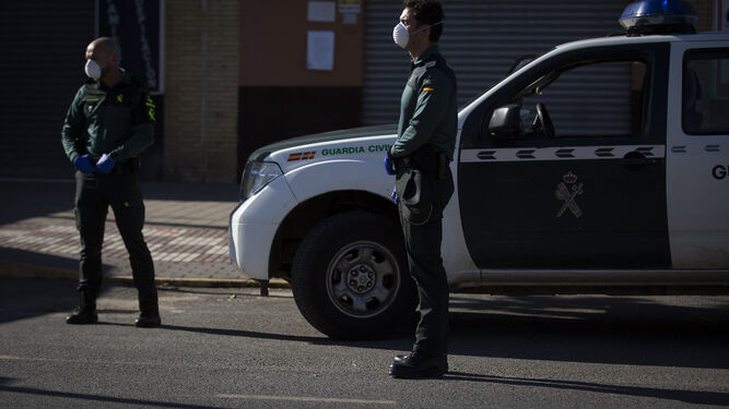 Agentes de la Guardia Civil durante el estado de alarma en Granada.