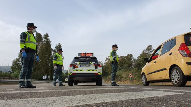 La Guardia Civil denuncia a seis personas en un control de tráfico por saltarse el confinamiento