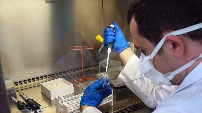 La Policía Nacional cede al Clínico un equipo de extracción para hacer test de coronavirus