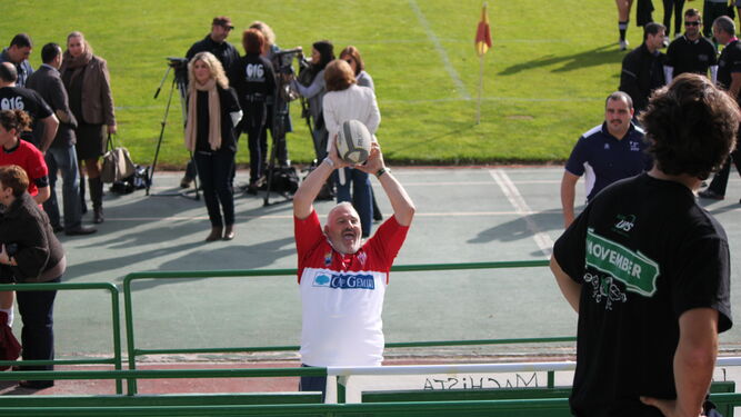 Fat, con su inseparable camiseta de Biarritz, bromea durante un receso del torneo contra la violencia de género