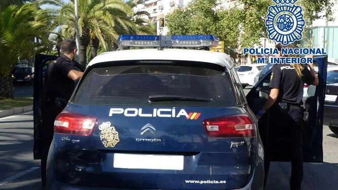 Un vehículo policial de la Policía Nacional de Granada.