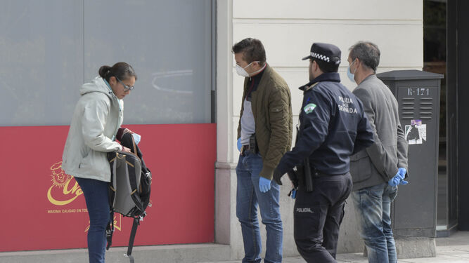 Agentes de paisano y un policía local de Granada identifican a una granadina.