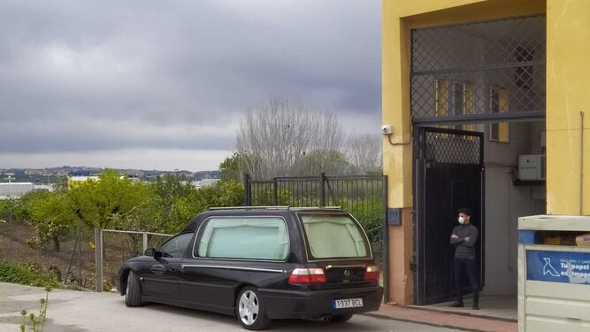 El cementerio de Granada está dispuesto a hacer cremaciones de fallecidos por coronavirus en Madrid