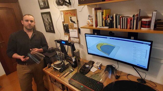 El ordenador con el diseño y la impresora, en pleno proceso de hacer las viseras