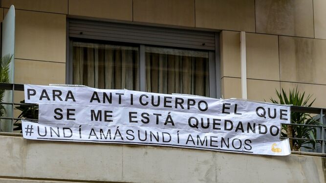 Una simpática pancarta colgada en un balcón de Granada durante el encierro.