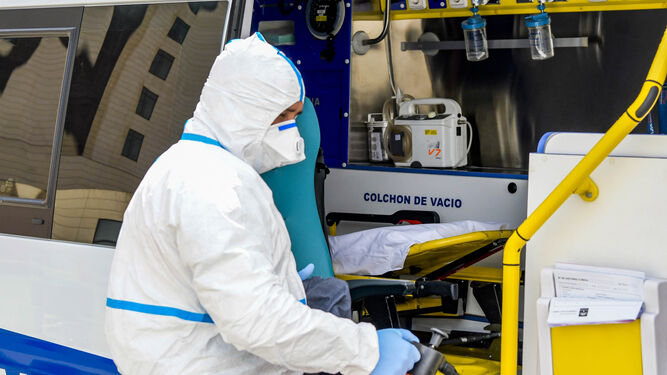 Un profesional desinfecta una ambulancia en Granada.