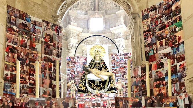 El altar con más de 500 fotografías de los vecinos de Alhama de Granada.