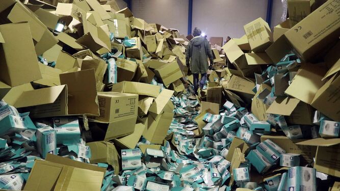 Cajas de material sanitario en una nave de Santiago con dos millones de mascarillas robadas.