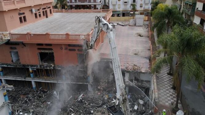 Aceleran los trabajos de demolición del mercado de Almuñécar con una grúa de gran potencia y tamaño
