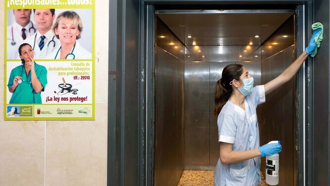 CGT denuncia el "alto riesgo" que corren las limpiadoras del Virgen de las Nieves por manipular residuos infecciosos del coronavirus