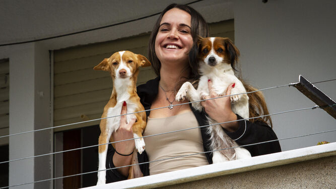 La humorista granadina posa junto a sus dos perros desde el balcón de su casa.