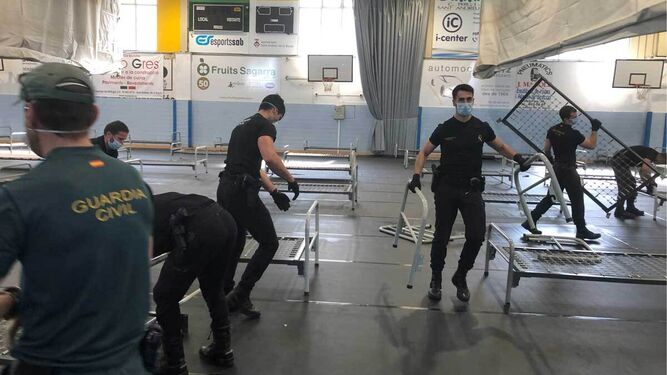 Efectivos de la Guardia Civil montando un hospital de campaña en el polideportivo de San Andreu de la Barca este miércoles.