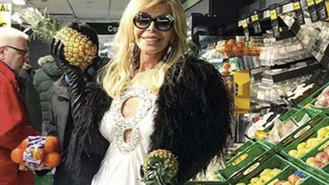 Bibiana Fernández, con un vestido de gala de Cavalli, en el supermercado.