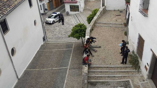 Momento en el que la Policía Local ha multado a los jóvenes en la Cuesta de San Cristóbal.