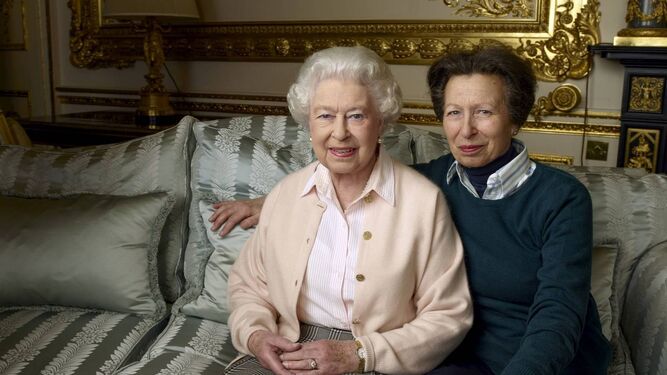 La princesa Ana y su madre, la reina Isabel, en una imagen oficial reciente.