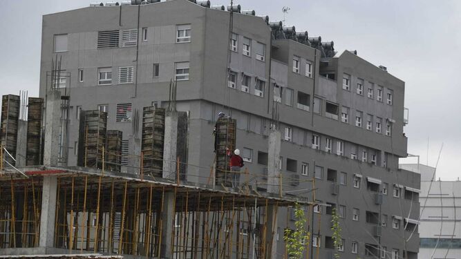 La construcción se ha reanudado, aunque sin reformas en casas con gente