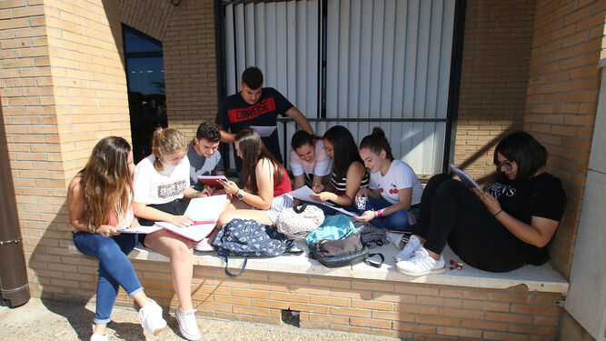 Estudiantes de un instituto repasan los apuntes antes de un examen.