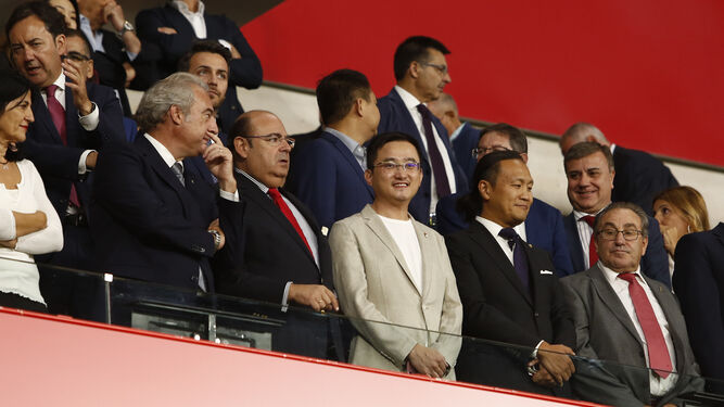 Jiang Lizhang , propietario del Granada CF, en el palco de Los Cármenes.