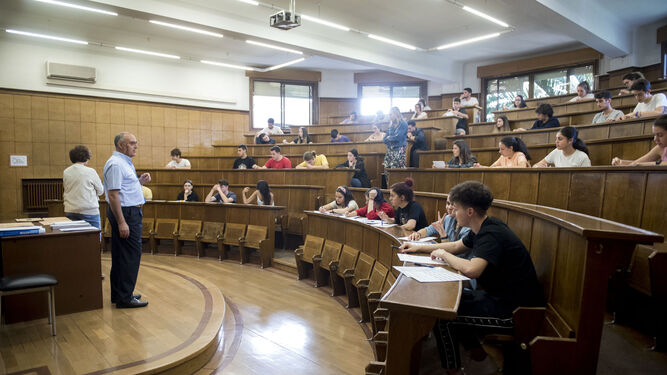 La Universidad de Granada pide a sus profesores "no limitarse a facilitar diapositivas" en su plan de contingencia ante el coronavirus