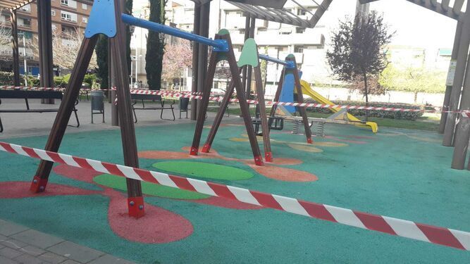 Áreas infantiles en Granada: 89 parques con columpios que siguen 'sellados'