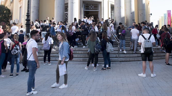 Imagen de archivo de estudiantes en la entrada del V Centenario, una de las sedes de la Selectividad en Granada.