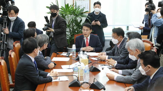 Yoon Sang-hyun preside en Seúl una reunión de emergencia de expertos sobre Corea del Norte.