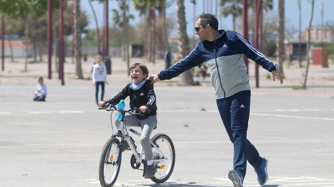 Un padre con su hijo en la bicicleta