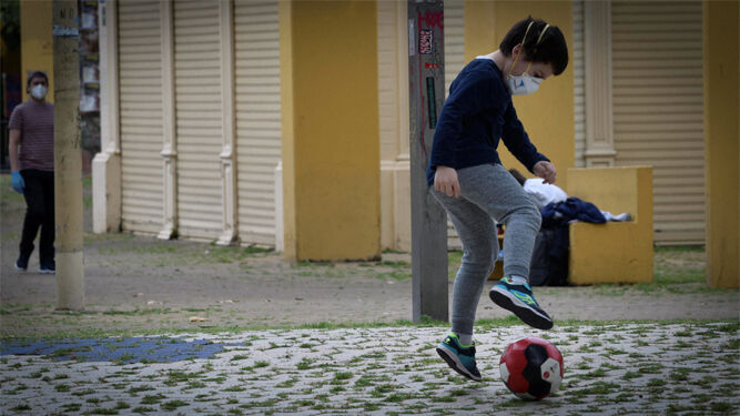 Un niño juega a la pelota, este pasado domingo, en la sevillana Alameda de Hércules.