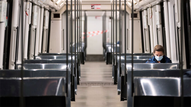 Una pasajera solitaria, en el Metro de Barcelona.