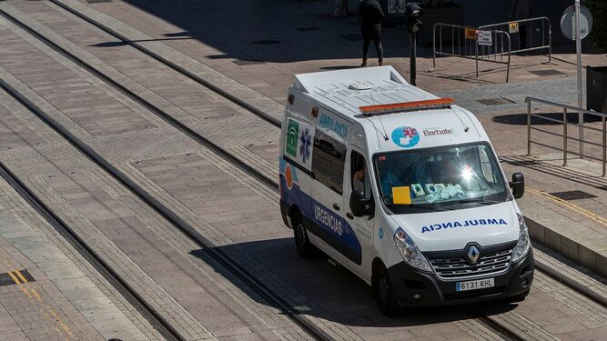 Una ambulancia del DCCU por la calle Real, en una imagen de archivo.