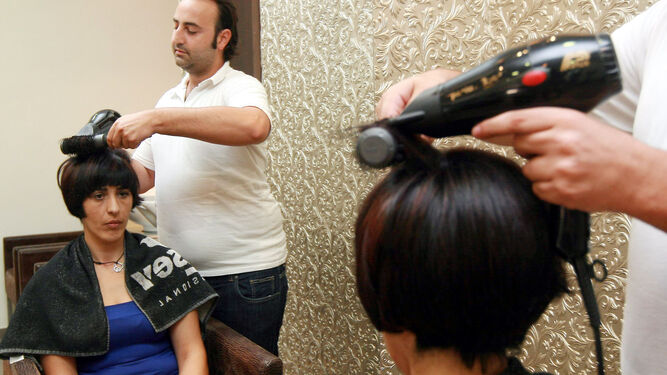 Las peluquerías de Granada, en "una incertidumbre total" ante la reapertura de sus negocios en la desescalada del coronavirus