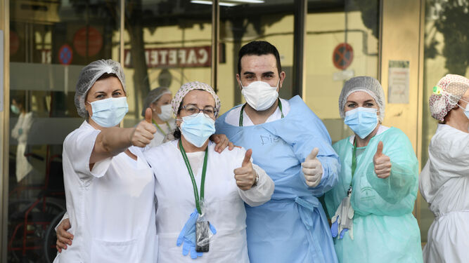 Sanitarios del Hospital Virgen de las Nieves de Granada durante el aplauso