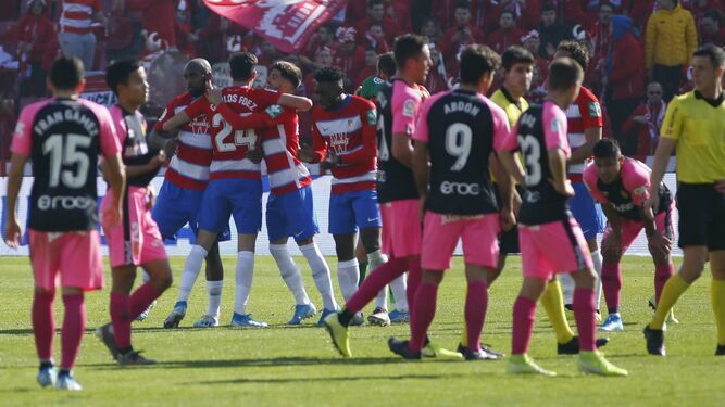 Los jugadores del Granada se abrazan tras ganar al Espanyol