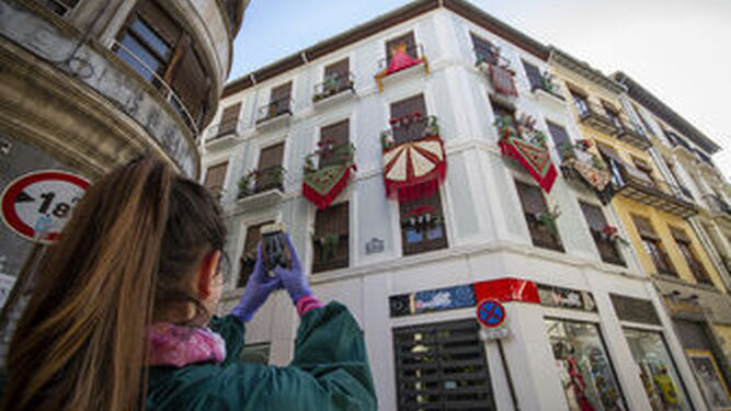 Fotos: as&iacute; se vive ya el D&iacute;a de la Cruz en los balcones de Granada