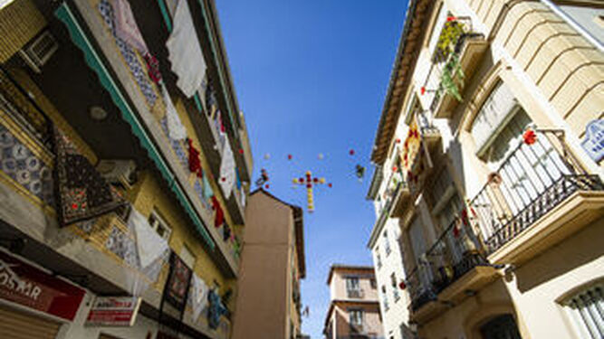 Fotos: as&iacute; se vive ya el D&iacute;a de la Cruz en los balcones de Granada