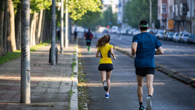 Un hombre y una mujer salen a corren en el primer día de permiso para hacer deporte en la calle desde que se inició el confinamiento.