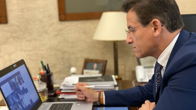 El alcalde de Granada firma el decreto para reanudar virtualmente las comisiones y plenos