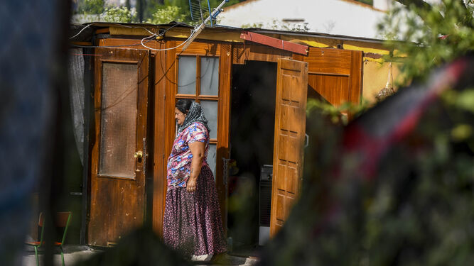 Una de las mujeres de la comunidad rumana gitana del barrio de La Bobadilla, en La Chana.frente a la Sala El Tren.